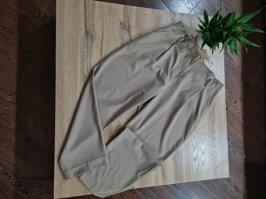 Женские классические брюки бежевого цвета Zara.