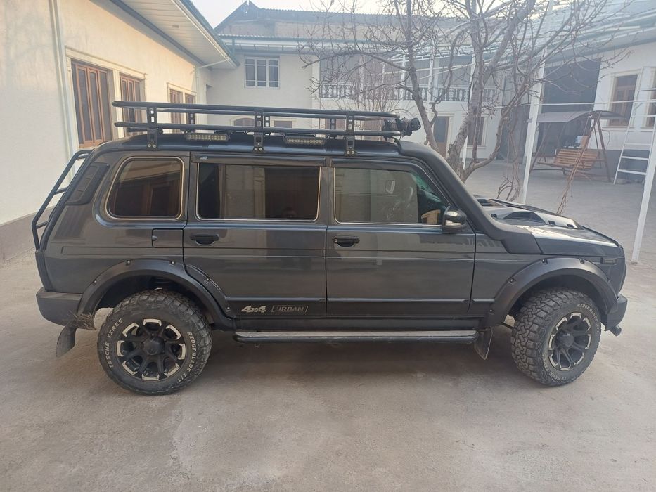 Niva lada4x4 Toshkentda turibdi