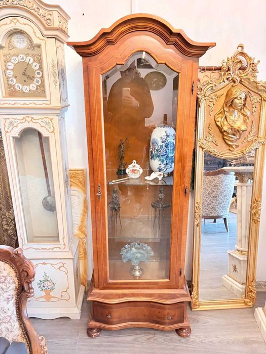 Vitrină elegantă  cu geam de cristal fazetat,în stil clasic
