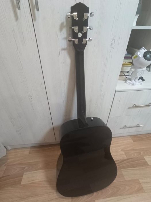 Продам гитару срочно