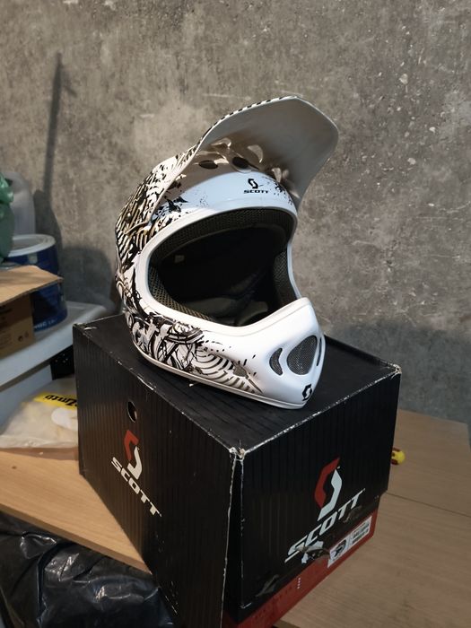 ЧИСТО НОВА КАСКА!!! Scott spectre FR