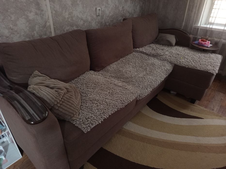 Диван угловой. Есть деффект