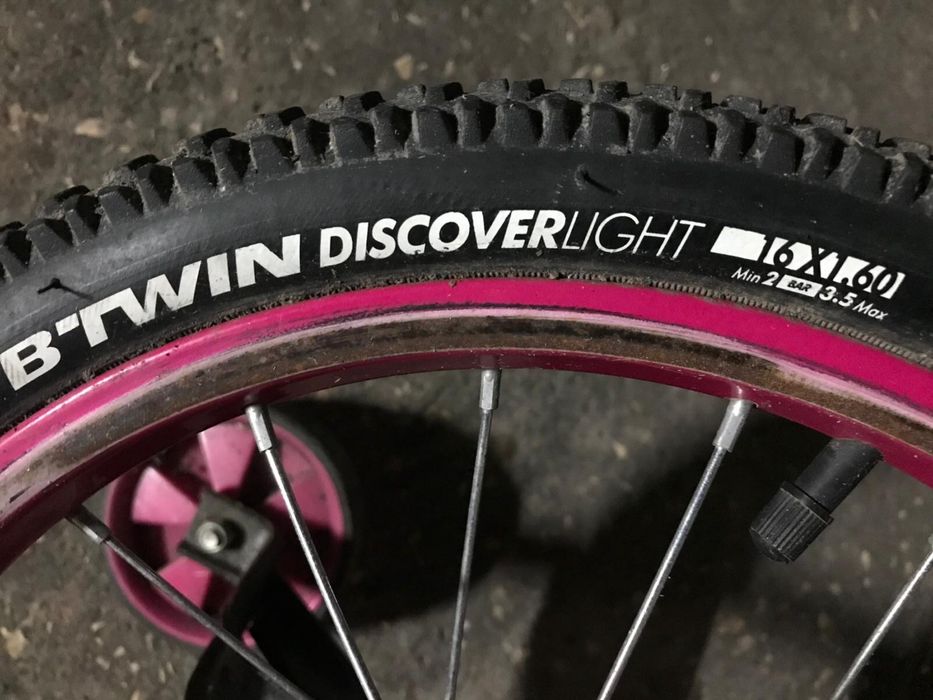 Bicicleta roz pentru fete