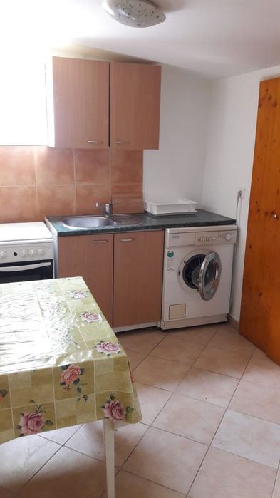 Închiriez apartament la casa