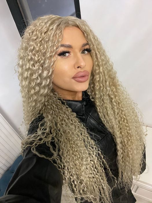 Peruca lunga afro blonda