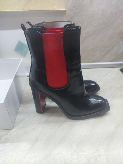 Елегантни дамски боти