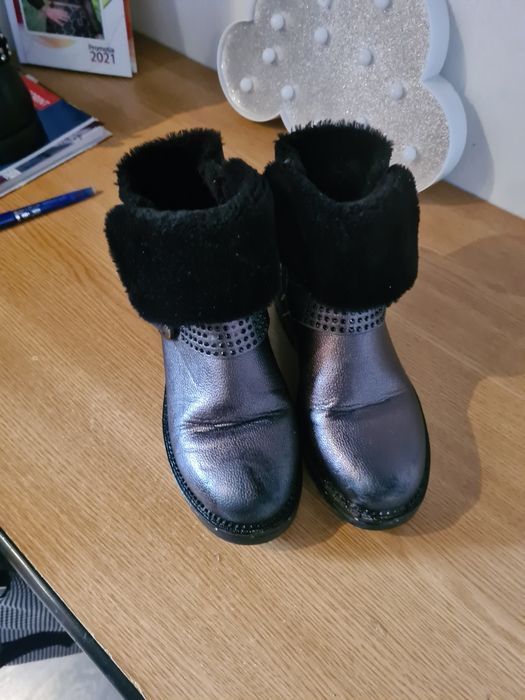 Vand bocanci fete mar 34 ca noi la 45 lei Timișoara