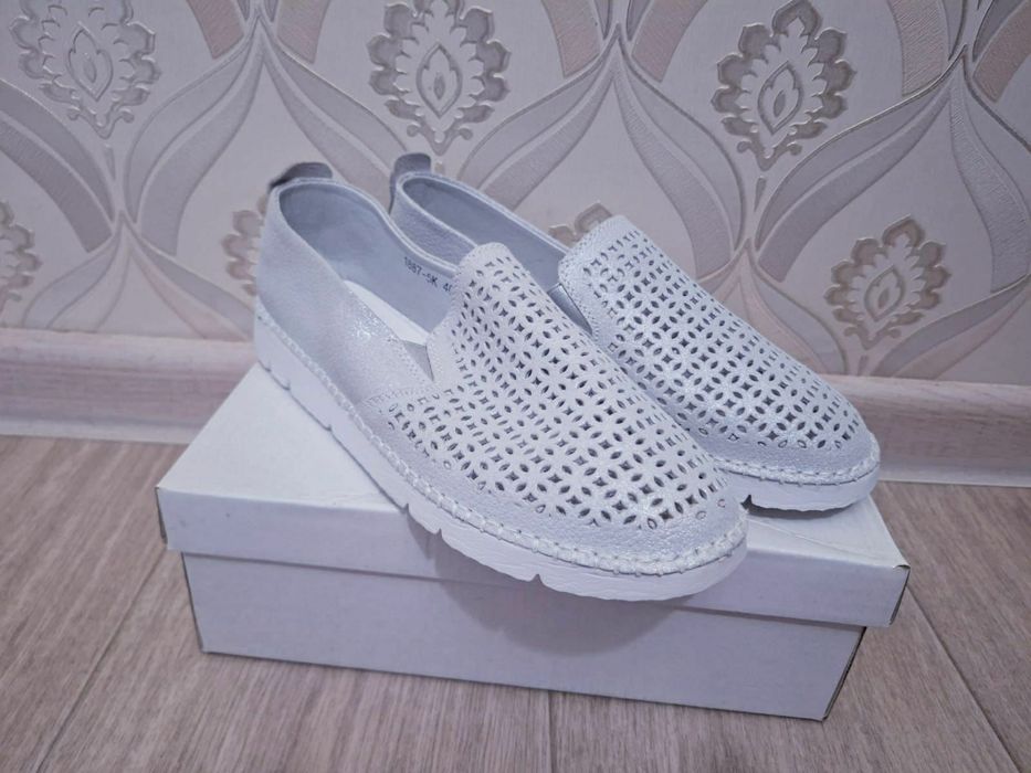 Продам куртки и шапки