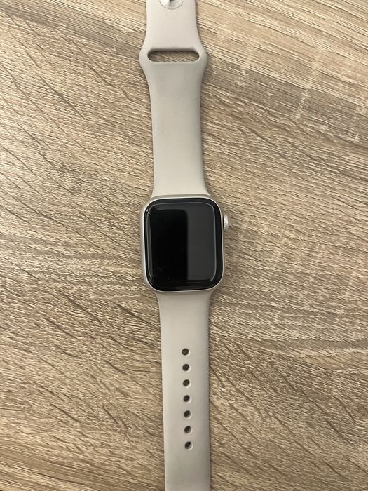 APPLE Watch Series 8, GPS, 41mm Starlight Aluminium Case