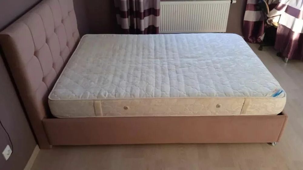 Кровать двуспальная с матрасом.