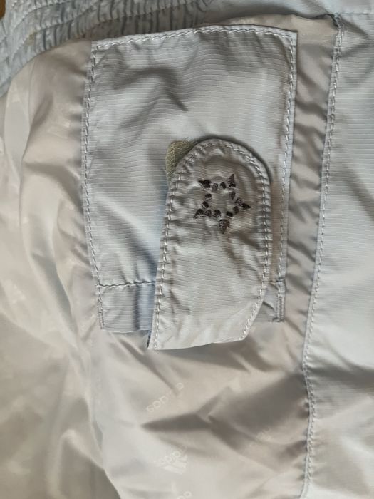 Яке адидас 2008та година с ленти