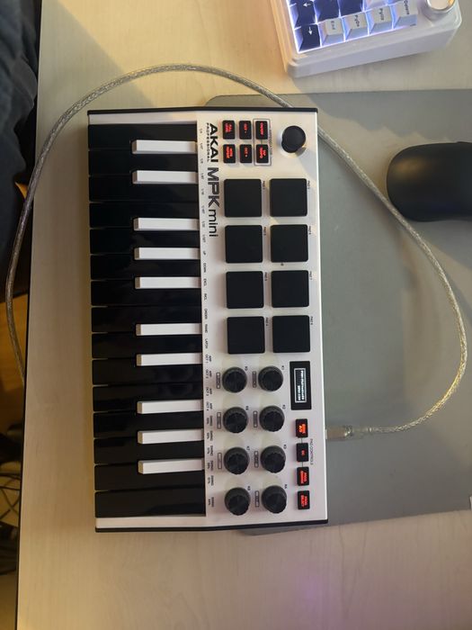 Akai MPK Mini Special Edition White