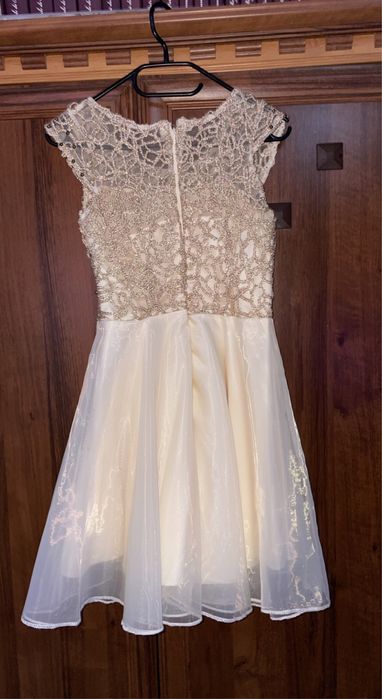 Rochie eleganta cu detalii aurii