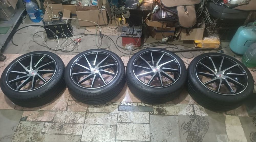 Продам диски с резиной Vossen r17