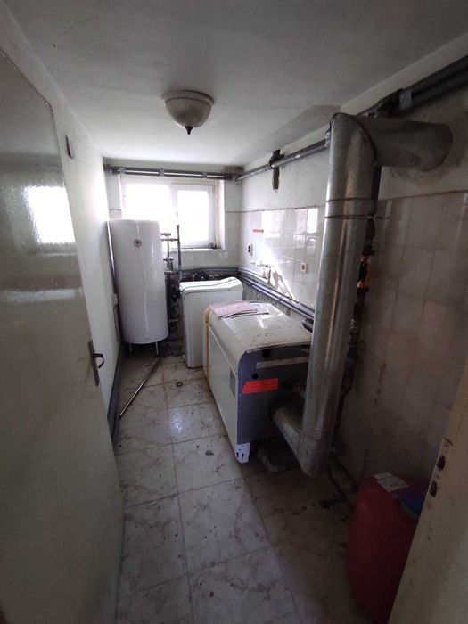 3-етажна къща с басейн и голям двор в квартал Каменица