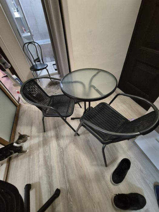 Vand masuta 2 scaune!