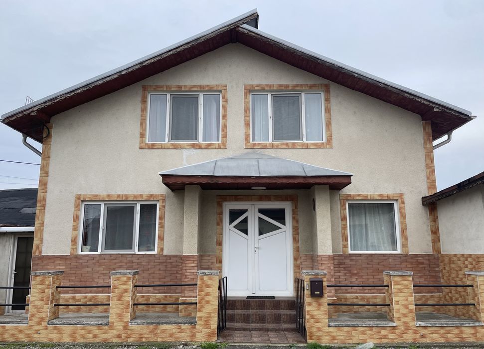 Vând casă spațioasă, ideală locuință sau birou