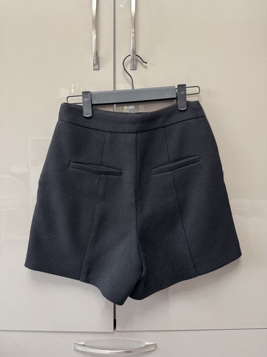 Шорты черные.