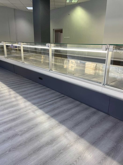 Щандова витрина за месо ,колбаси,сирена с прави стъкла