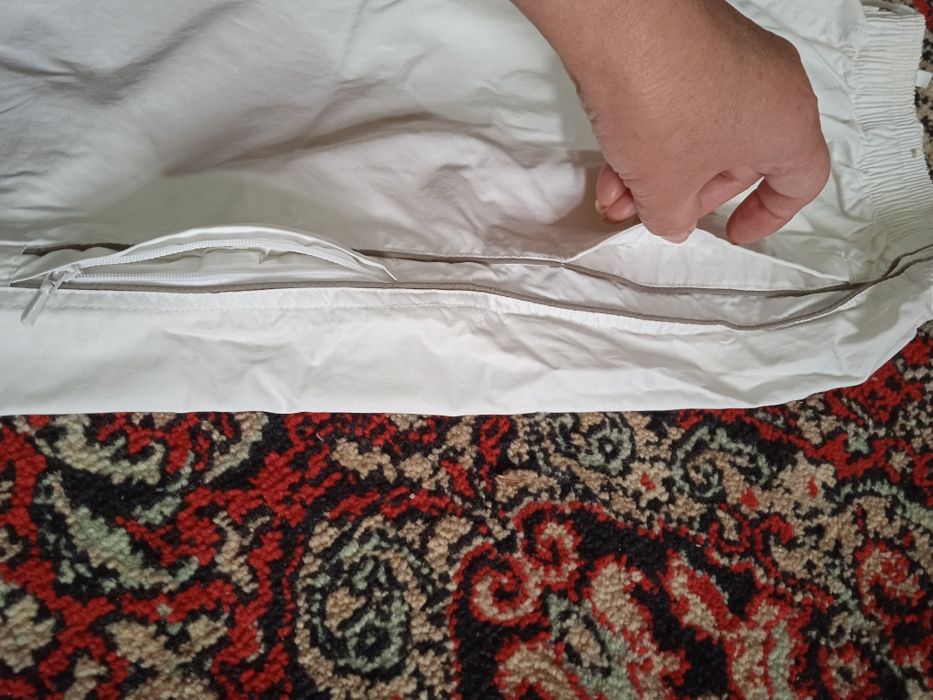 Подушки перовые, ковёр большойзанавески новые,бабина пряжи полушерстян