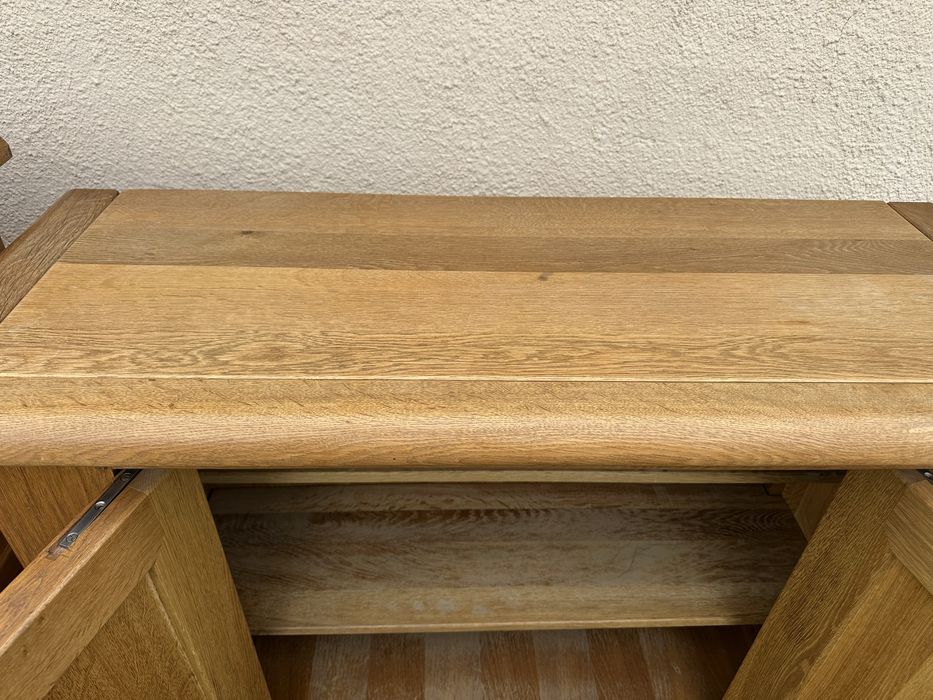 Масивен  шкаф от дъб с ковани дръжки