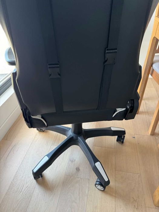 Scaun Gaming KRING Alb/Negru – Stare Excelentă, Pernă Lombară + Tetieră