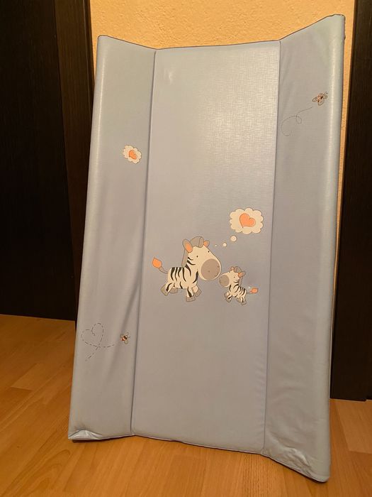 Твърда подложка за повиване + подарък