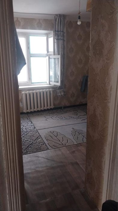 Қала орталығынан 3 қабаттан 2 бөлмелі пәтер сатылады