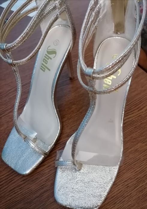 Vând sandale cu toc