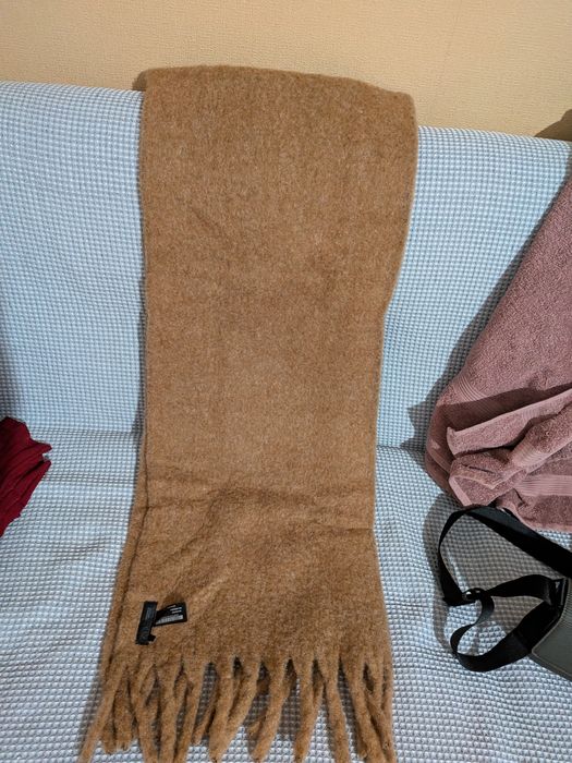 Дебел вълнен шал на Zara 10€