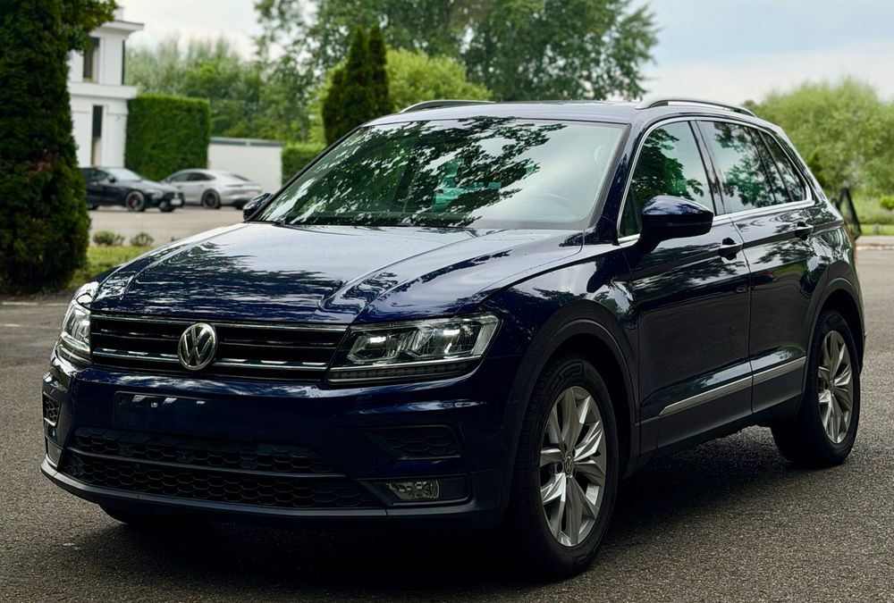 VOLKSWAGEN Tiguan