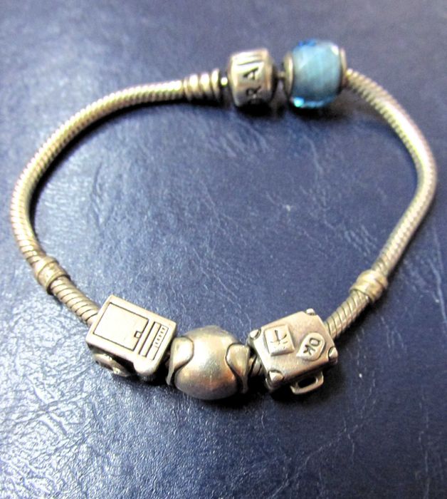 Oригинална сребърна гривна Pandora с талисмани