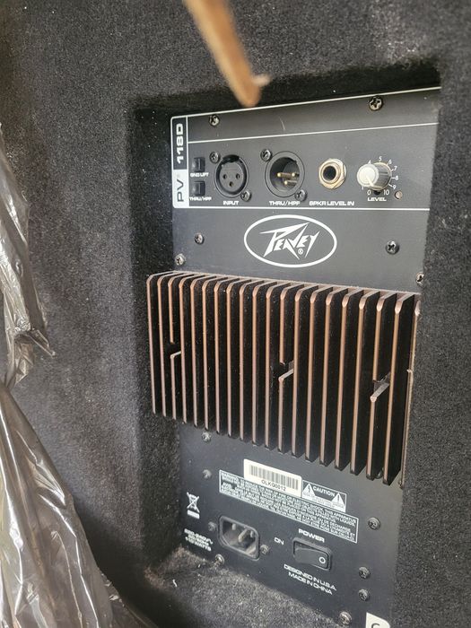 Колонка  Peavey PV 118).