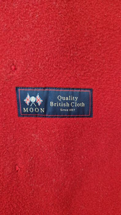 Червено вълнено палто