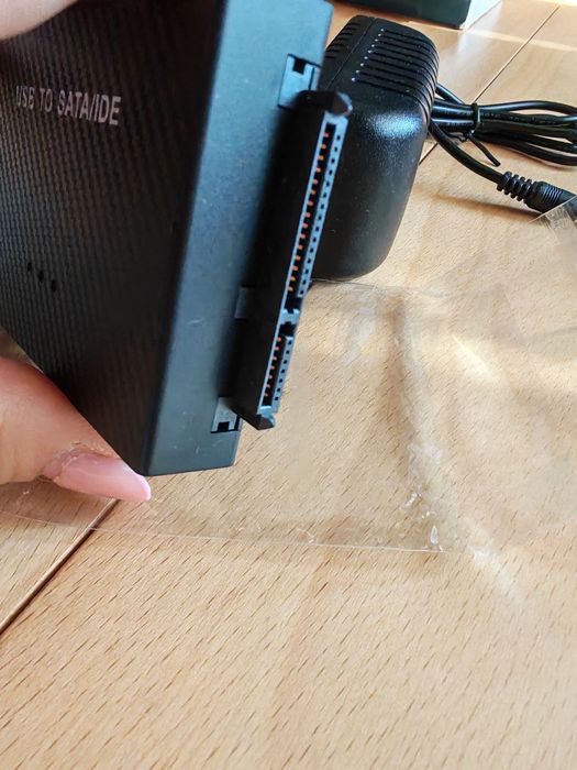 USB към SATA/IDE адаптер, използван за свързване на стари и нови вътрешни твърди дискове (HDD), SSD или оптични устройства (като DVD-ROM)