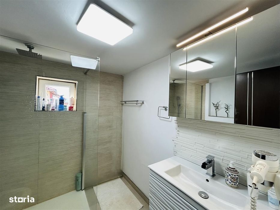 Apartament renovat cu 3 camere, 2 băi, balcon, loc parcare – Cireșica