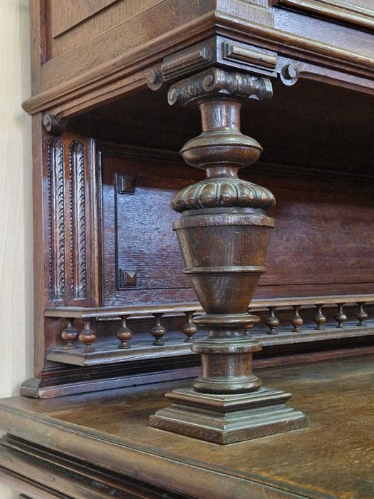 Ръчно резбован дъбов бюфет в стил Неоренесанс, налични два броя