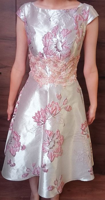 Нарядное миди платье