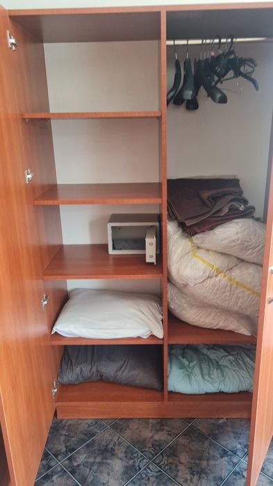 Разпродажба обзавеждане, бюра, гардероби, куфарници,възглавници , мат