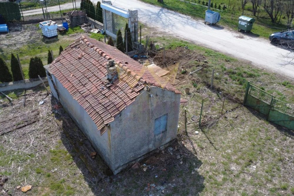 Поземлен имот в с. Новаково 707 м2 със законни постройки за събаряне.