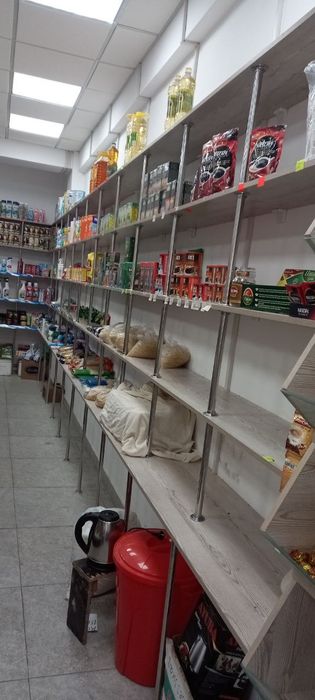 Dokon uchun yog'och vitrina po'lkalar sotiladi