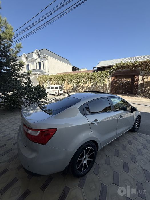 Kia rio sotiladi