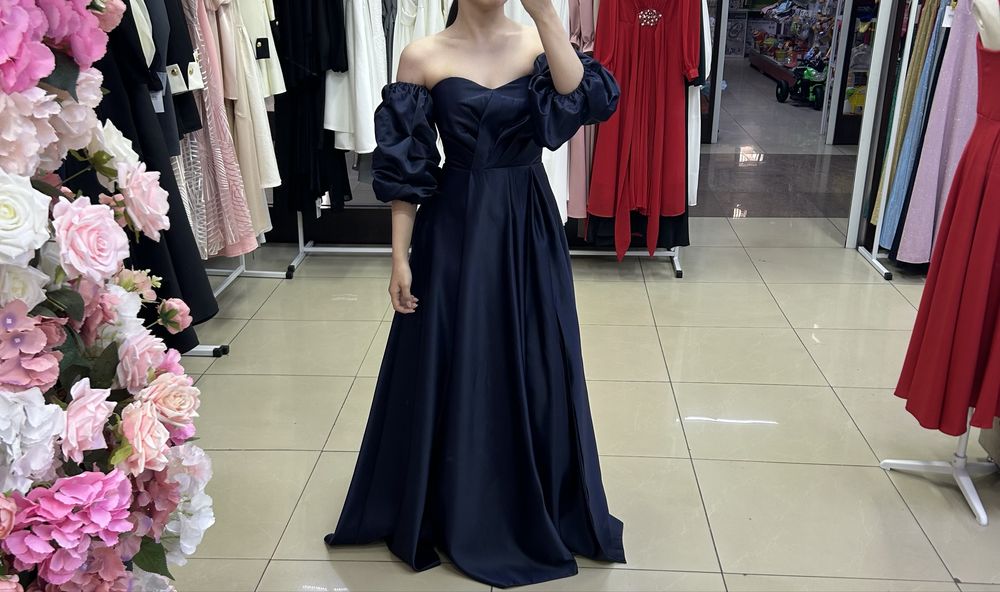 Темно синее вечернее платье