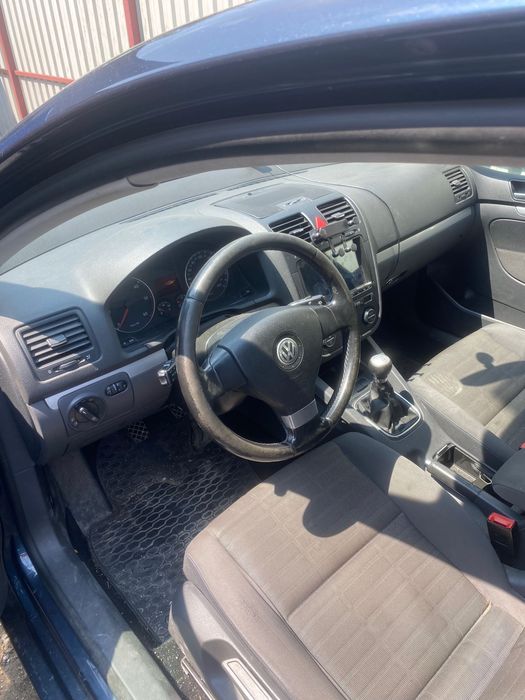 Se vinde vw golf 5