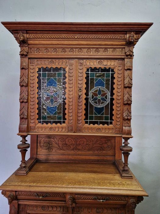 Разкошен Ръчно Резбован Дъбов Бюфет С Цветен Витраж