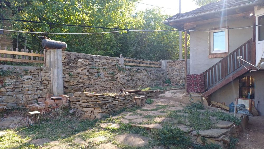 Продава се къща с дворно място