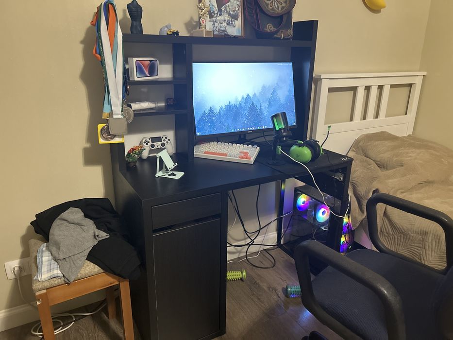 Продам стол , телевизор , тумба под столом