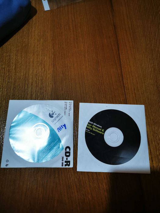 Router Wireless Asus + camera web Logitech cu cd-uri de instalare