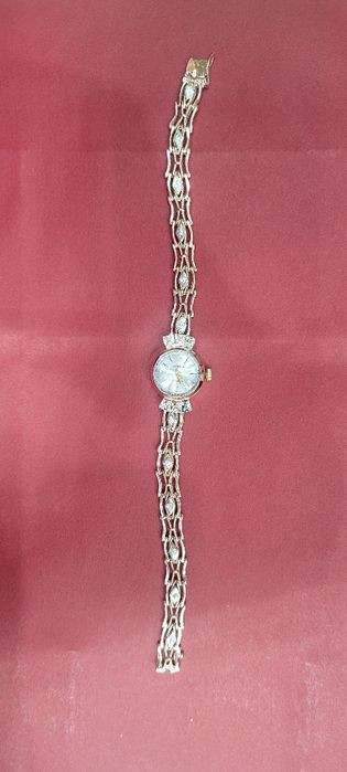 Продам золотые часы с бриллиантом!