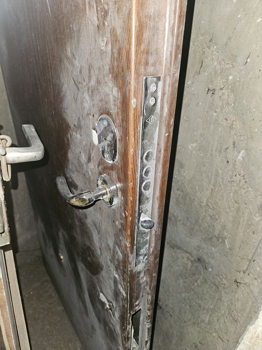 Метална входна врата с брава и патрон